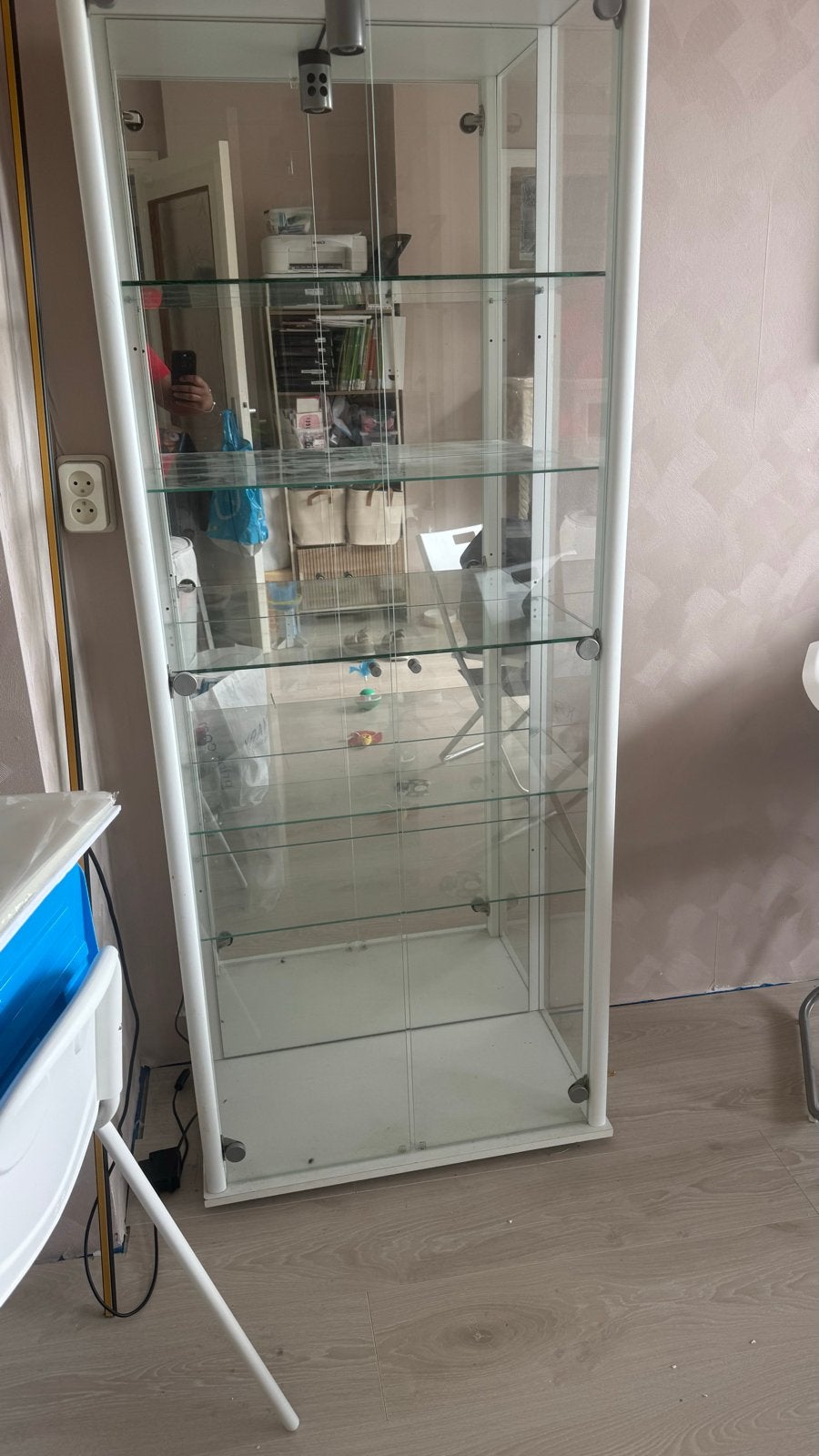 Witte vitrinekast met glazen planken, Ophalen, Gebruikt, 50 tot 100 cm, Glas