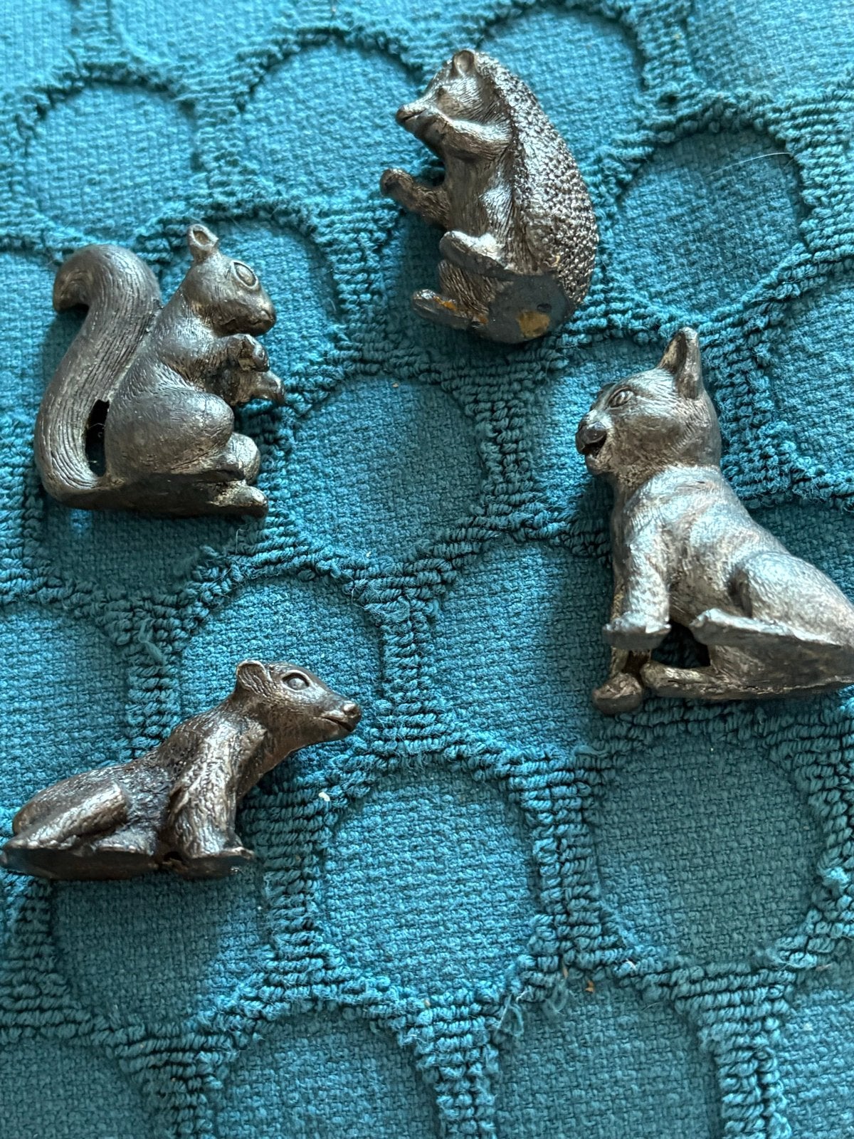 Set van 3 vintage tinnen beeldjes: eekhoorn, kat, das, Ophalen of Verzenden