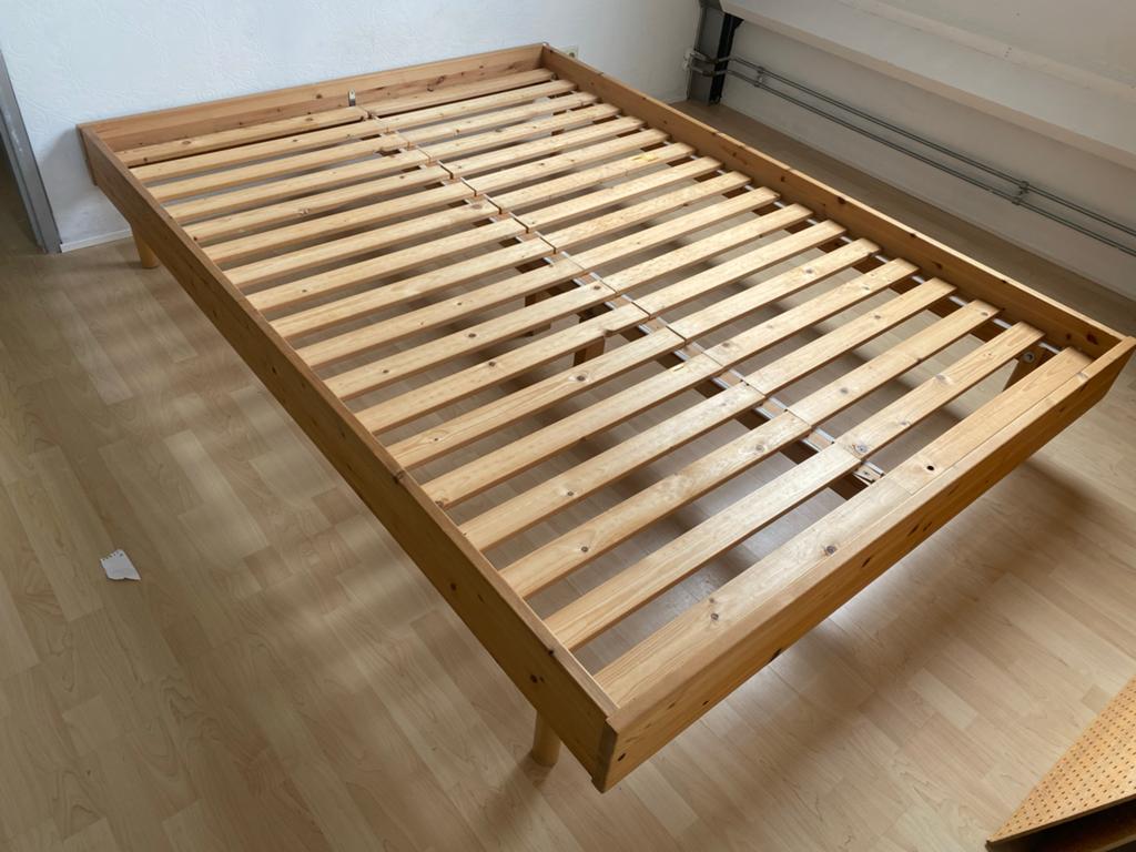 Ikea ongelakt houten bedframe 180x220 cm met lattenbodems, Ophalen, Gebruikt, Bruin, Tweepersoons