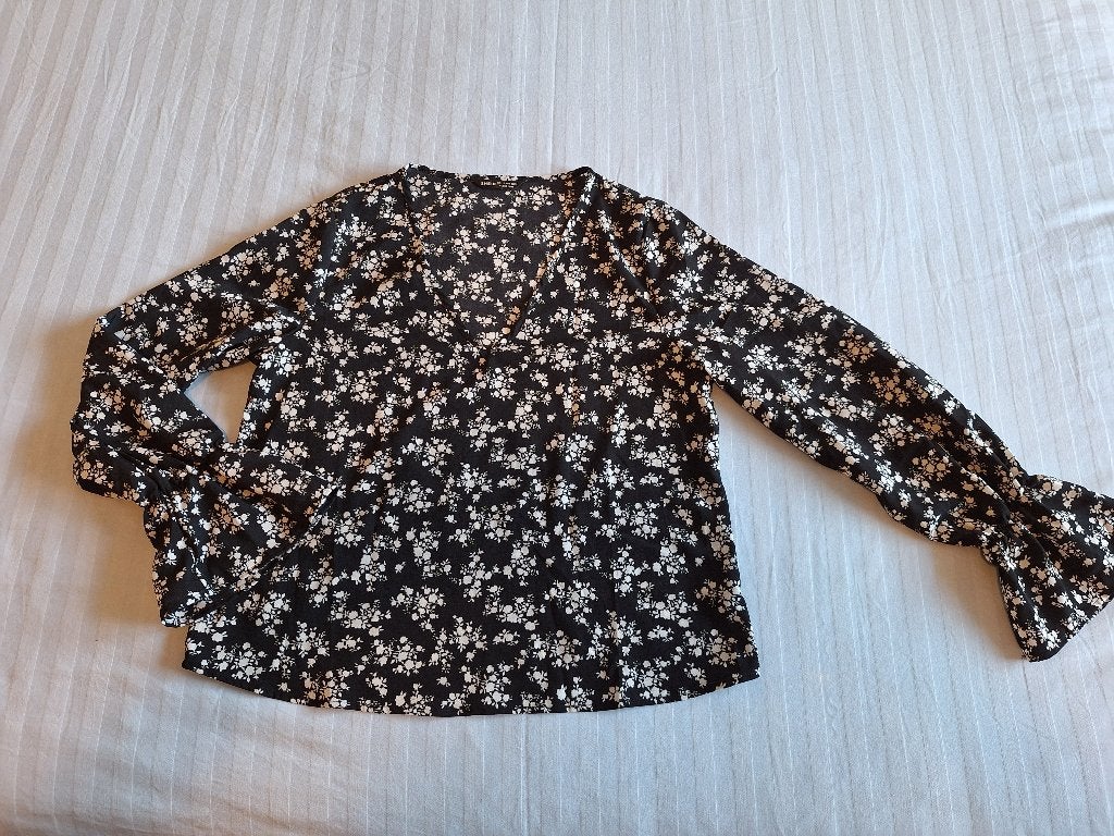 Nieuwe blouse van Shein maat 40/42 zwart/wit met bloem, Kleding | Dames, Blouses en Tunieken, Maat 38/40 (M), Zwart, Nieuw, Ophalen of Verzenden