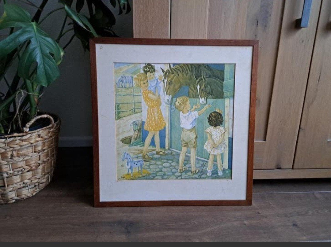 Ingelijste prent kindjes en paardenstal B Midderigh Bokhorst, Gebruikt, 50 tot 75 cm, Ophalen of Verzenden, Schilderij