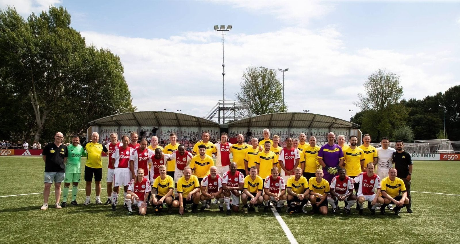 Foto 5 van Origineel Ajax-shirt 26/27. Gesigneerd door Ajax-legendes