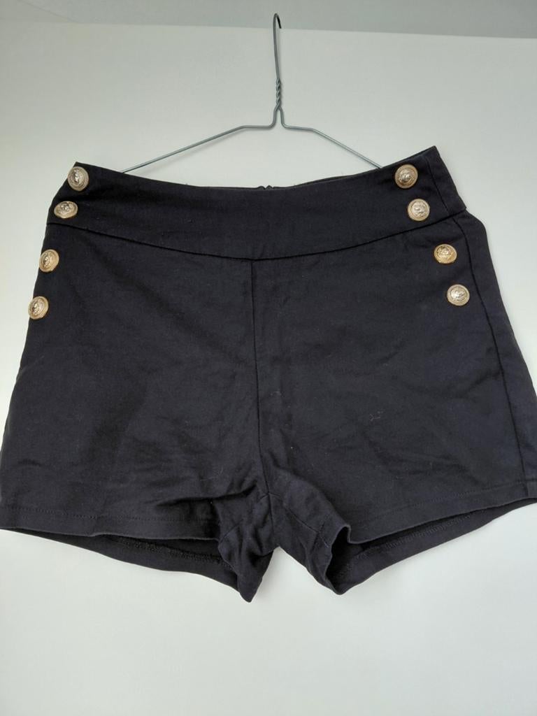 Zwart kort broekje met gouden knopen, Kleding | Dames, Broeken en Pantalons, Maat 38/40 (M), Zwart, Ophalen of Verzenden, Gedragen