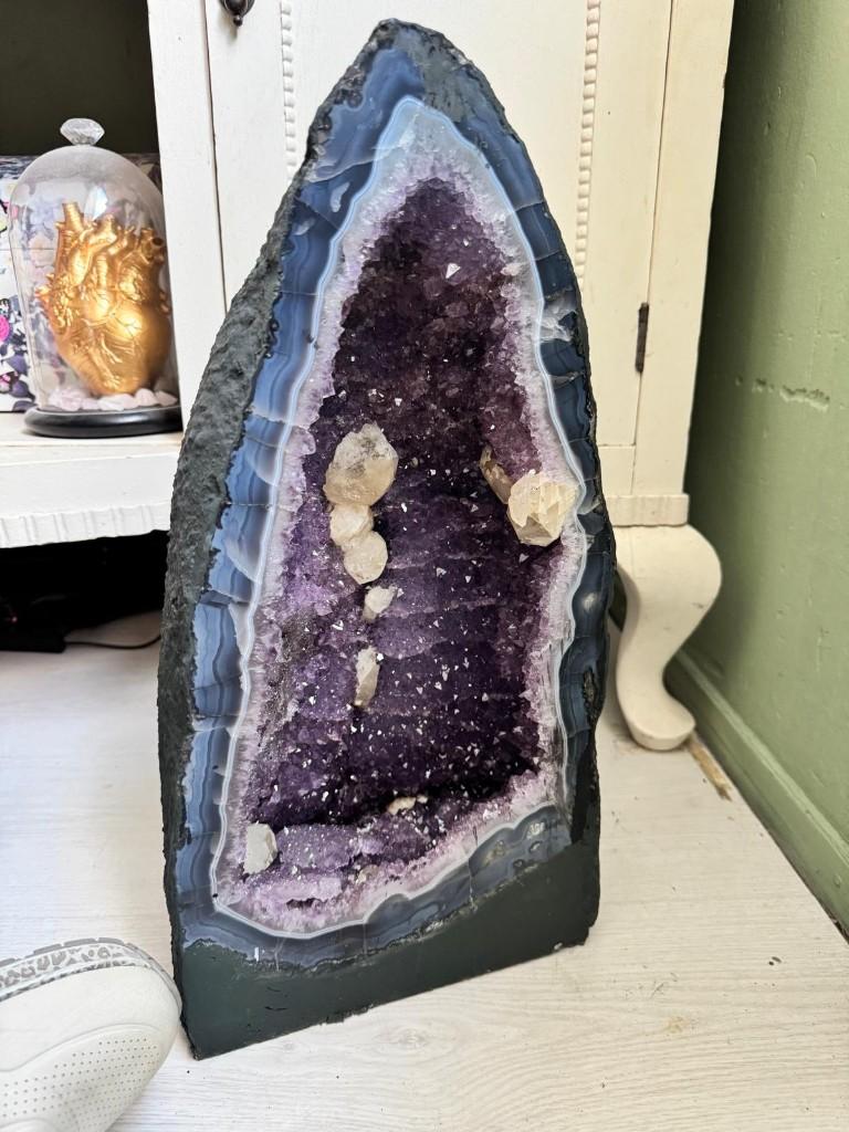 Grote Amethyst Cave Met Calciet 25KG - statement piece, Ophalen of Verzenden, Mineraal