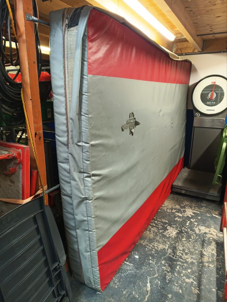 Dikke gym- of turnmat met gebruikssporen, Ophalen, Gebruikt