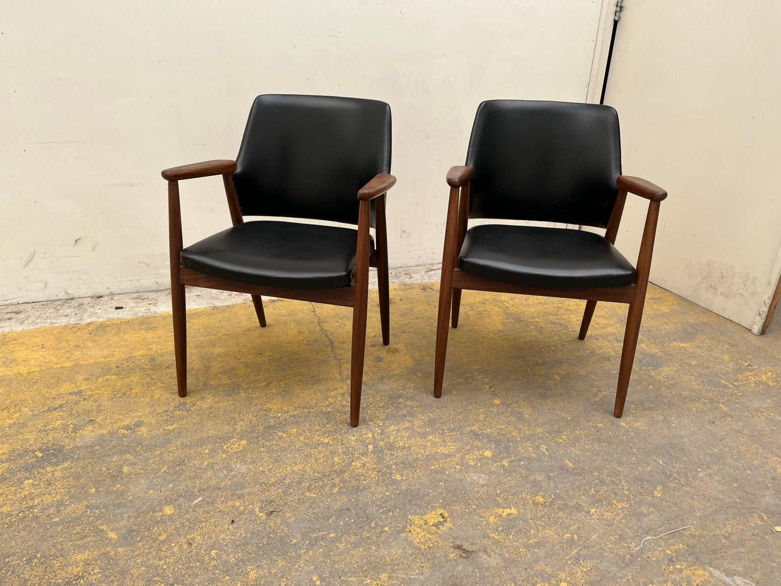 2 Formule kempes FM stoelen retro teak zwart vintage €215, Huis en Inrichting, Stoelen, Gebruikt, Twee, Zwart, Ophalen of Verzenden