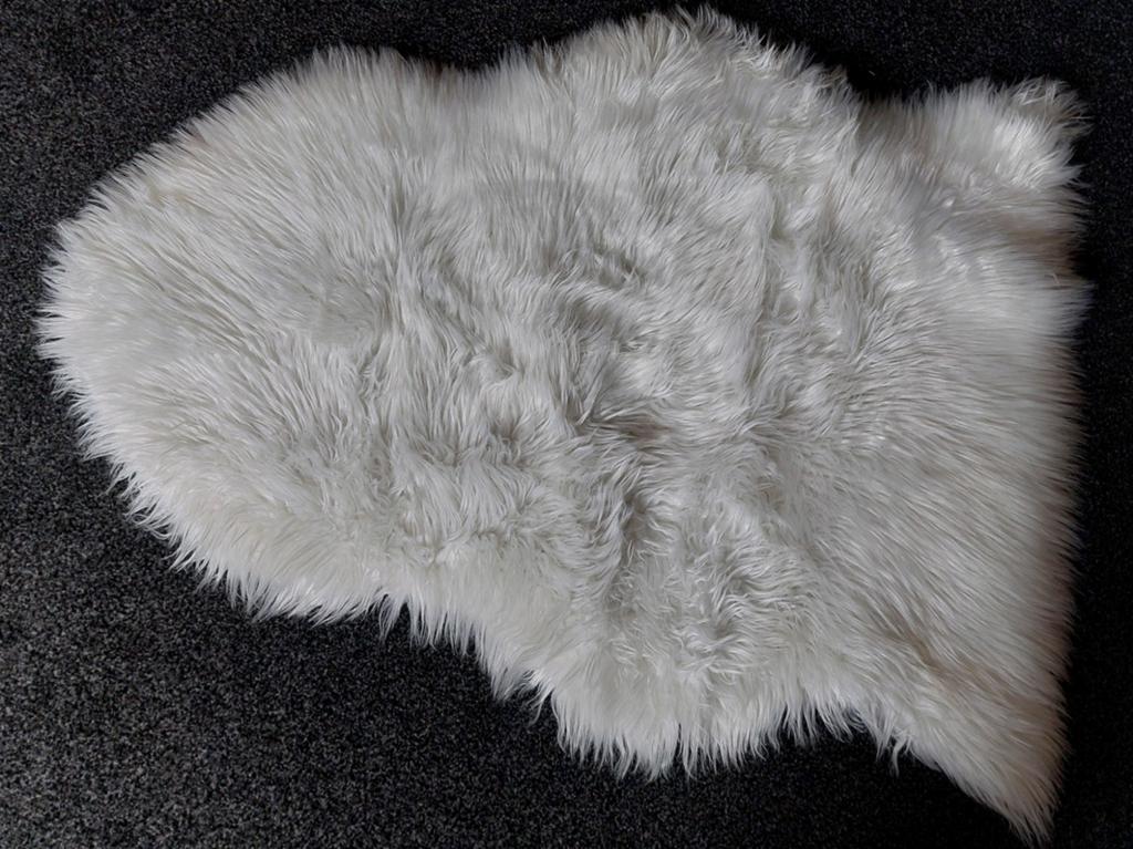 Witte bontkleedjes 2 stuks (nep bont) 95x65cm, Huis en Inrichting, Woonaccessoires | Plaids en Woondekens, Ophalen of Verzenden