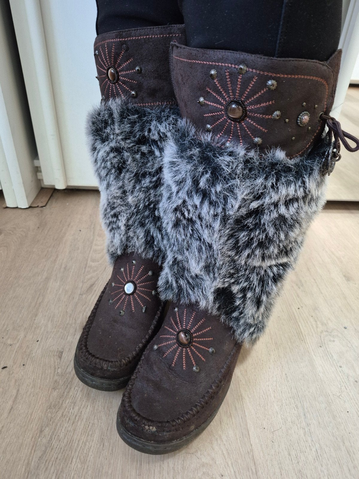 bruine hoge laarsen met bont 41 eskimo boots festival ibiza, Hoge laarzen, Bruin, Ophalen of Verzenden, Zo goed als nieuw