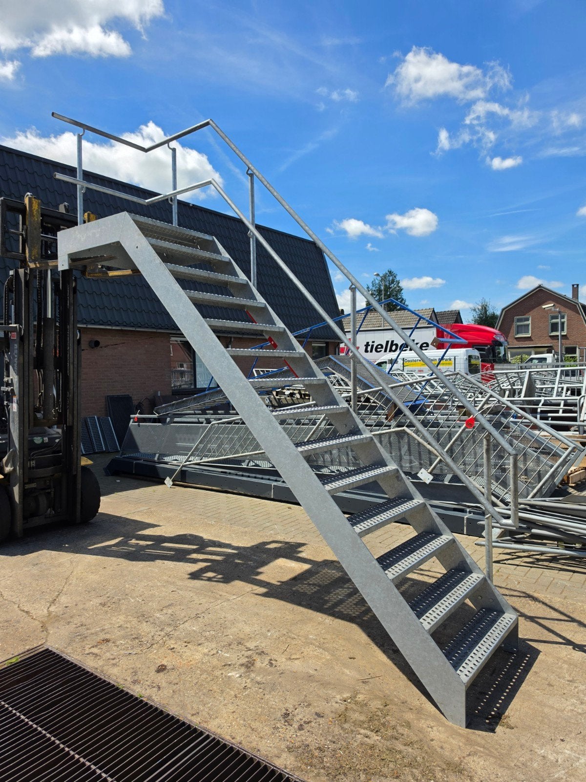 Stalen trap met bordes gegalv hoog 2,9mtr nor100