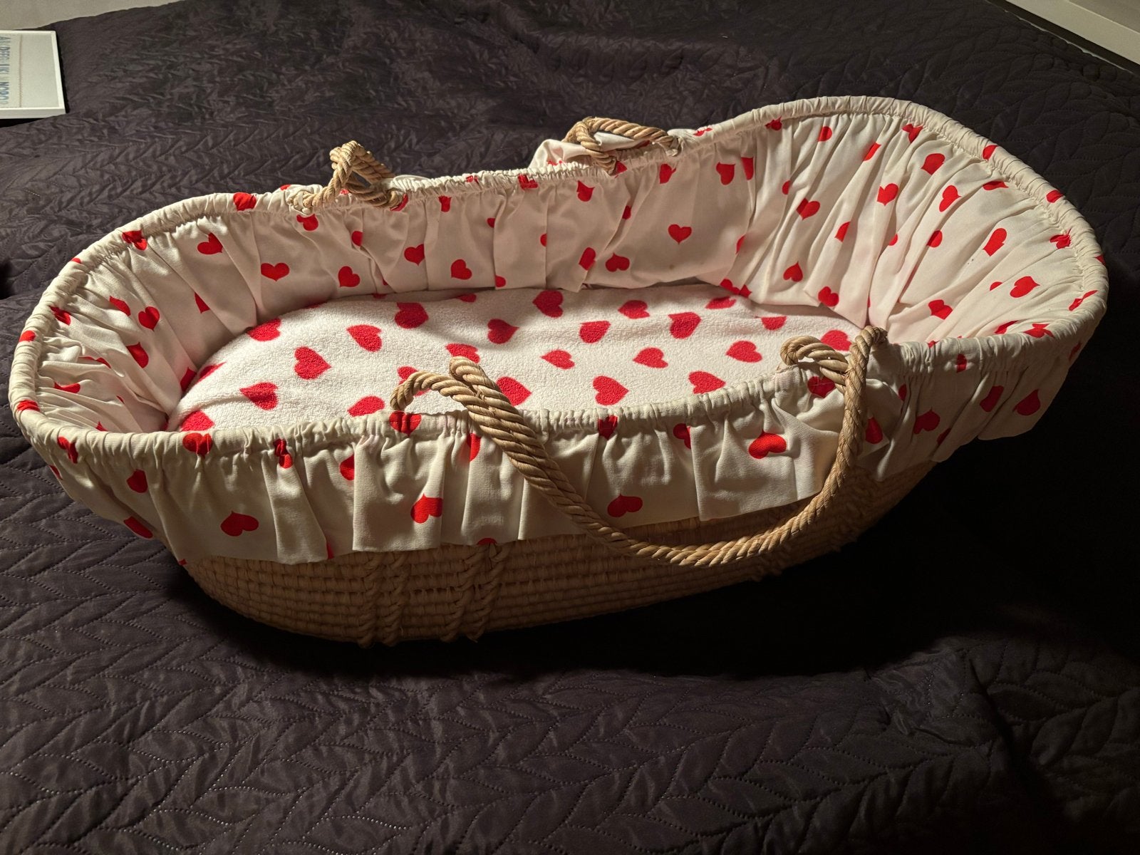 Rieten reismand/ wieg met hartjes bekleding, Ophalen of Verzenden, Zo goed als nieuw, Wieg