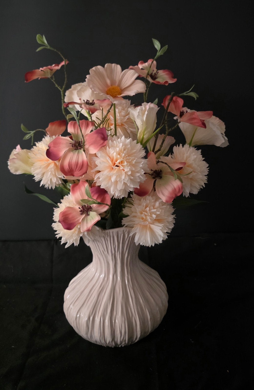 crèmekleurige vaas met  bloemstuk, 45 cm, Nieuw, Ophalen of Verzenden, Steen/keramiek