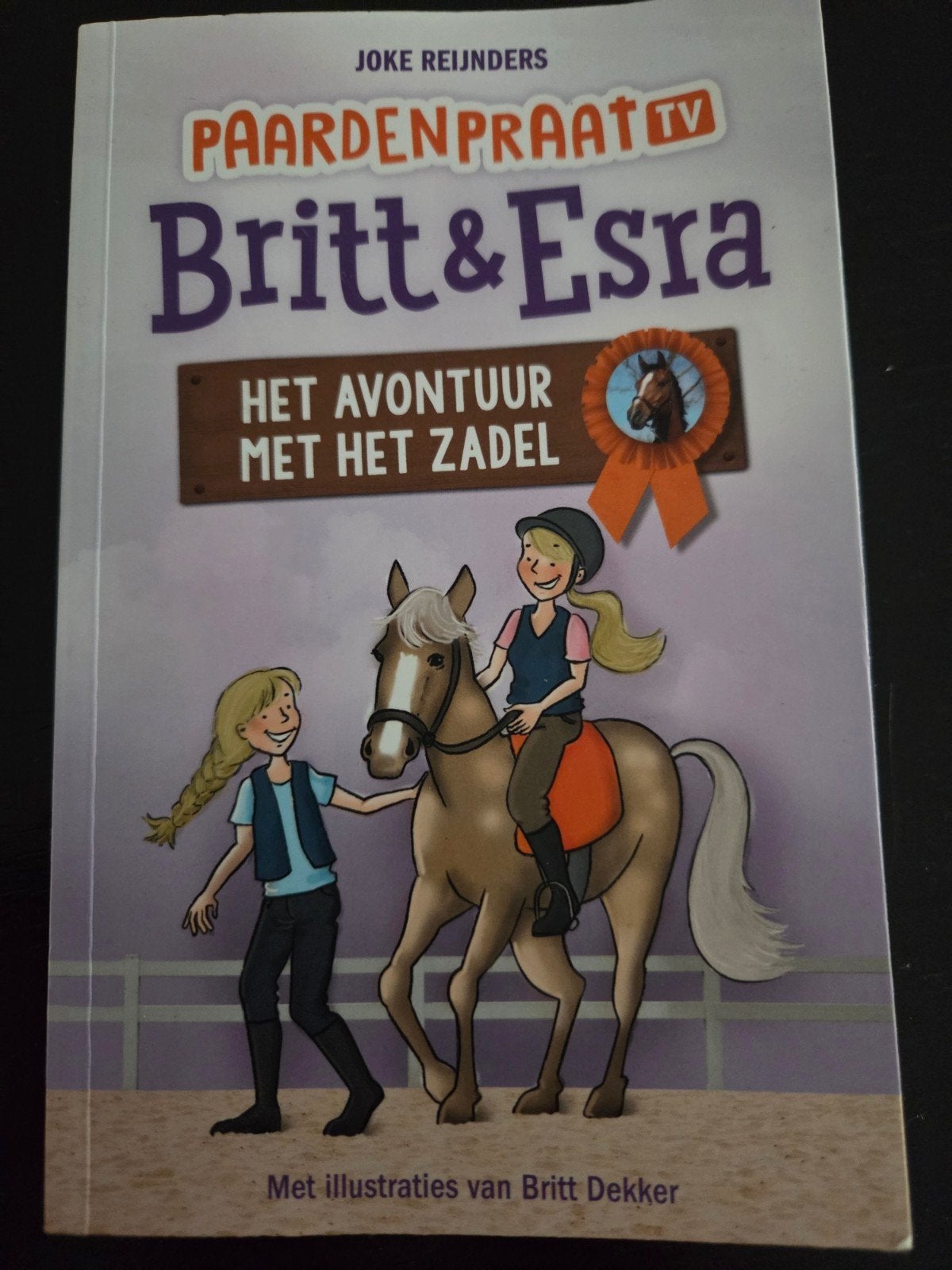 Paardenpraat TV: Britt & Esra - Het Avontuur met het Zadel, Ophalen of Verzenden, Zo goed als nieuw, Joke Reijnders, Fictie algemeen