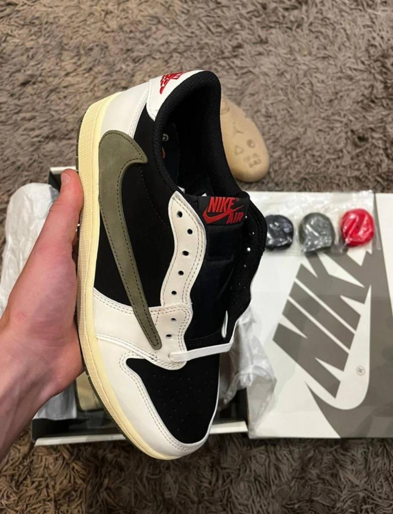 Nieuwe Nike Travis Scott Sneakers - Maat 42 - Olive, Kleding | Heren, Schoenen, Ophalen of Verzenden, Nieuw, Overige kleuren, Sneakers of Gympen