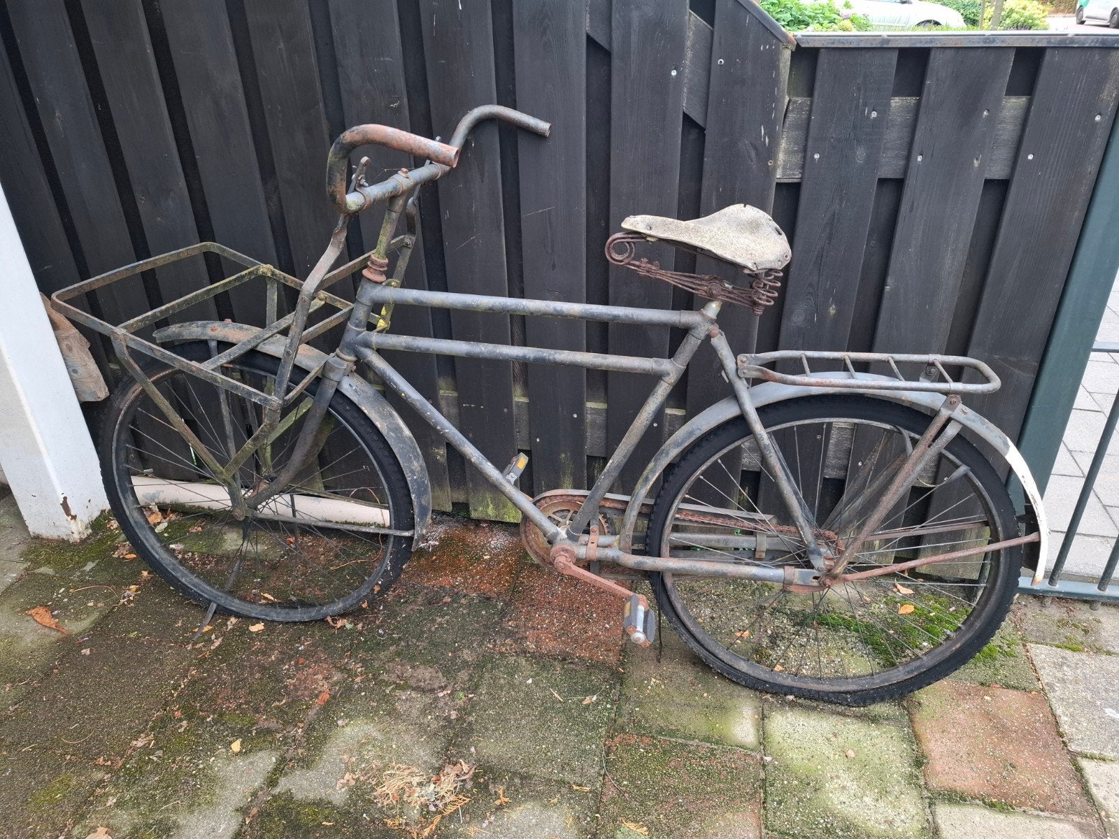 Oude antieke fiets met transportrek - Opknapper, Fietsen en Brommers, Fietsen | Oldtimers, Ophalen of Verzenden, Terugtraprem