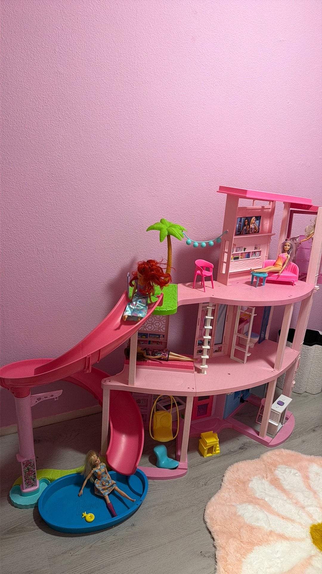 Barbie poppenhuis inclusief 5 barbies, Ophalen, Zo goed als nieuw, Poppenhuis