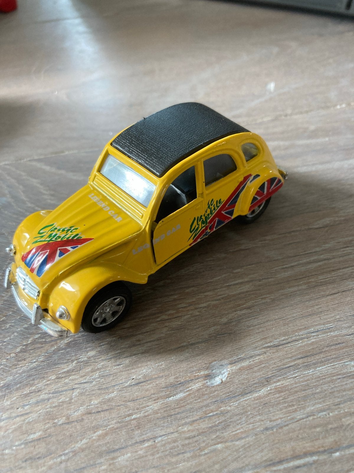 Gele Citroën 2CV modelauto met Britse vlag details, Overige merken, Gebruikt, 1:50 of kleiner, Auto