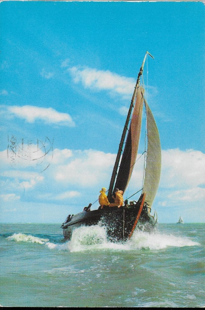 Ae132 Gelopen ansichtkaart botter zeilt in de wind, Ophalen of Verzenden, 1980 tot heden, Gelopen