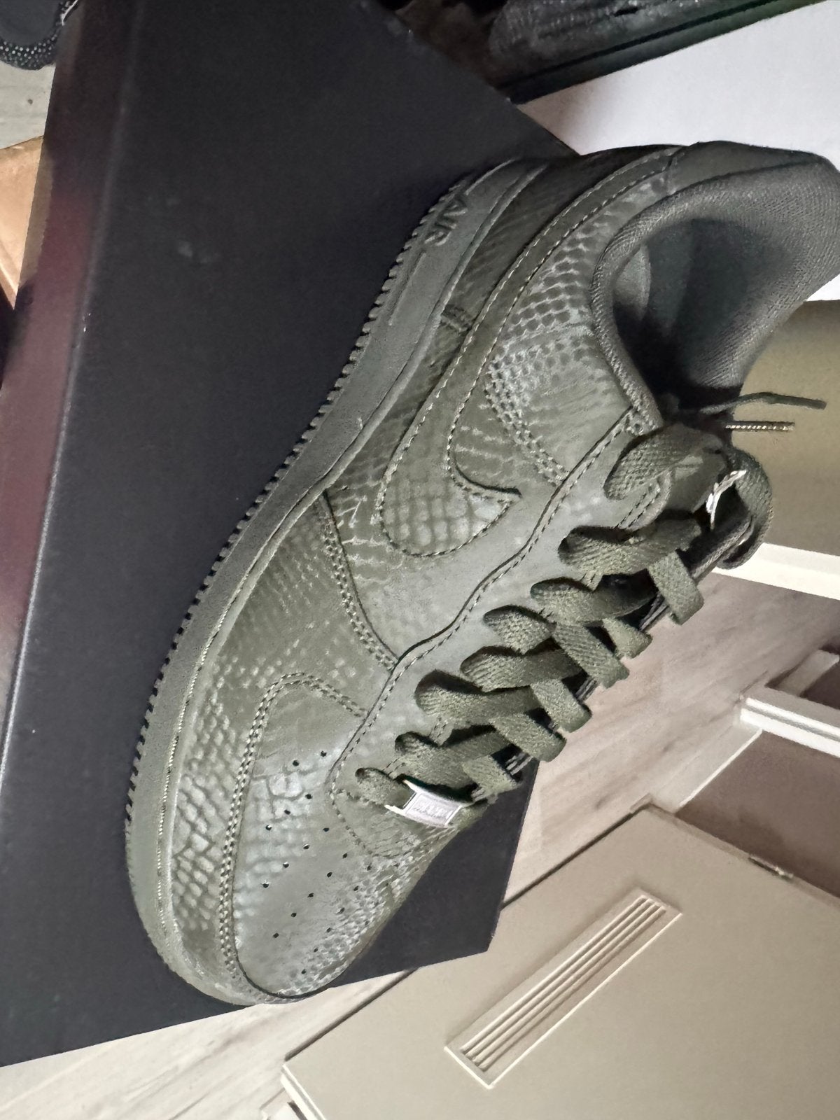 Nike Air Force 1 Low Cargo Khaki Snake - Maat 44, Ophalen of Verzenden, Zo goed als nieuw, Overige kleuren, Sneakers of Gympen