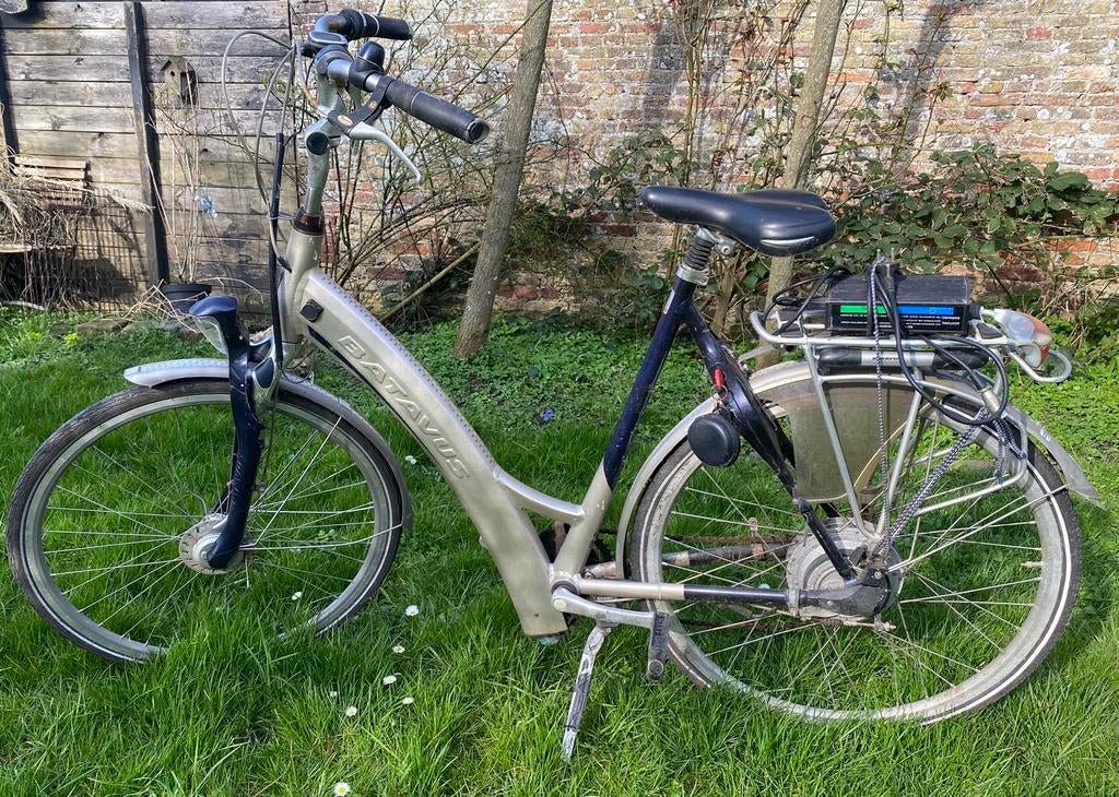 Elektrische Batavus fiets met lader - defect, Fietsen en Brommers, Elektrische fietsen, Ophalen, Gebruikt, Minder dan 30 km per accu