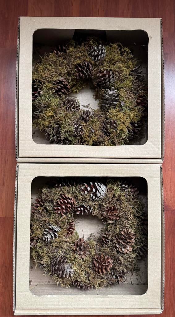 2 kransen met dennenappels, Ophalen of Verzenden, Nieuw