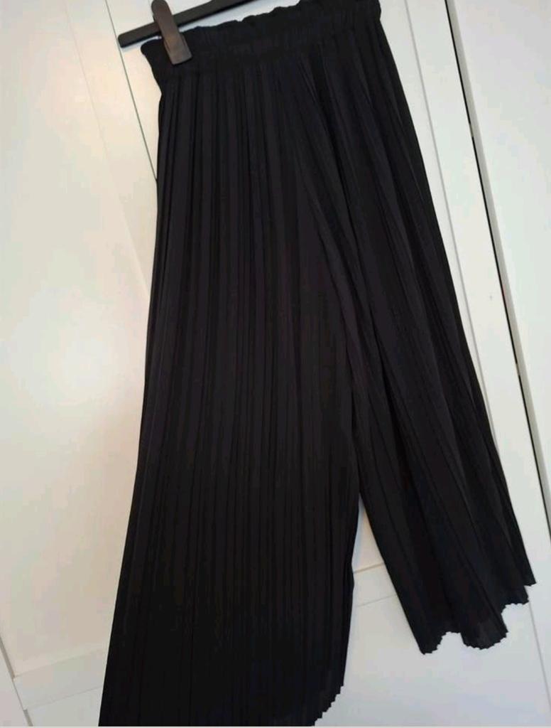 Bershka plissé broek zwart | maat XS | wide leg, Zwart, Zo goed als nieuw, Maat 34 (XS) of kleiner, Lang