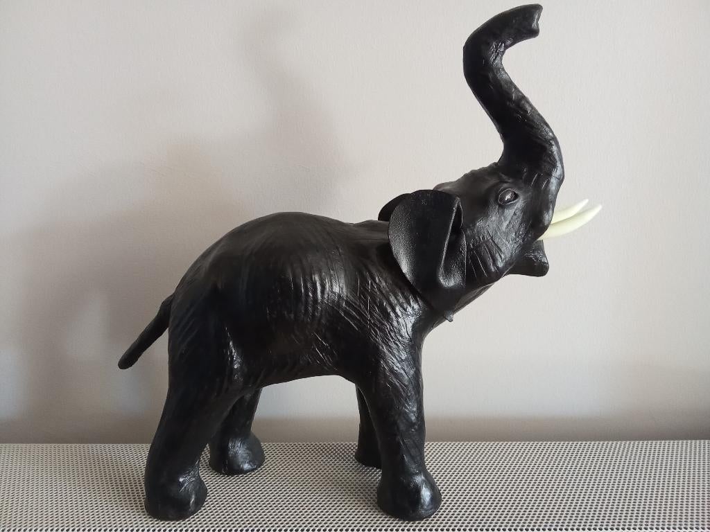 Olifant gemaakt uit bruingekleurd leder,, Antiek en Kunst, Overige typen, Ophalen of Verzenden, Zoogdier, 20 - 50 cm