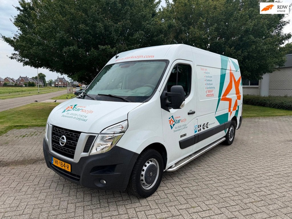 Nissan NV400 2.3 dCi L2H2 Professional Edition 2014, Auto's, Bestelauto's, Euro 5, Gebruikt, Zwart, 4 cilinders