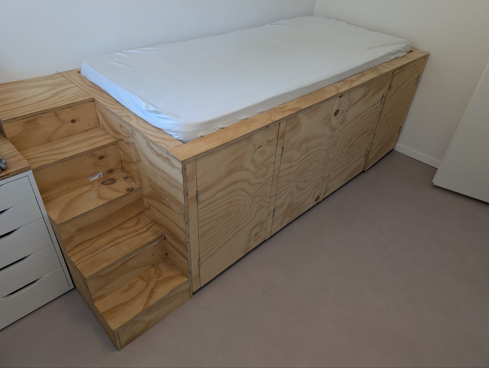 Houten bed met opbergruimte en trap, Ophalen, Gebruikt, 90 cm, Praktisch en ruimtebesparend