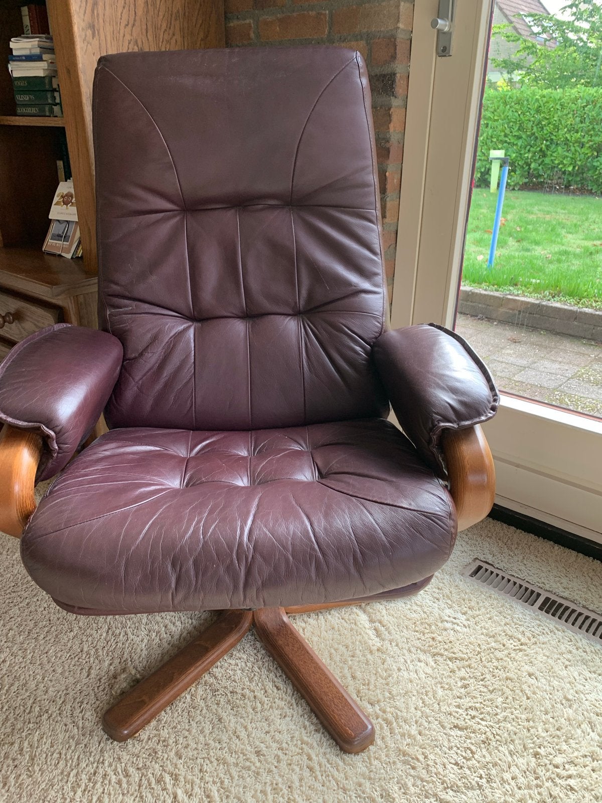 Bordeauxrode Leren Draaifauteuil met Houten Stervoet, Ophalen, Gebruikt, Minder dan 75 cm, Leer