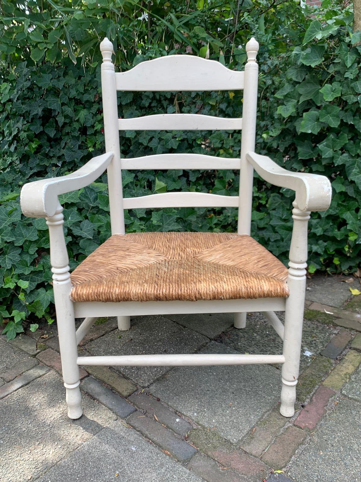 Houten fauteuil met rieten zitting, Ophalen