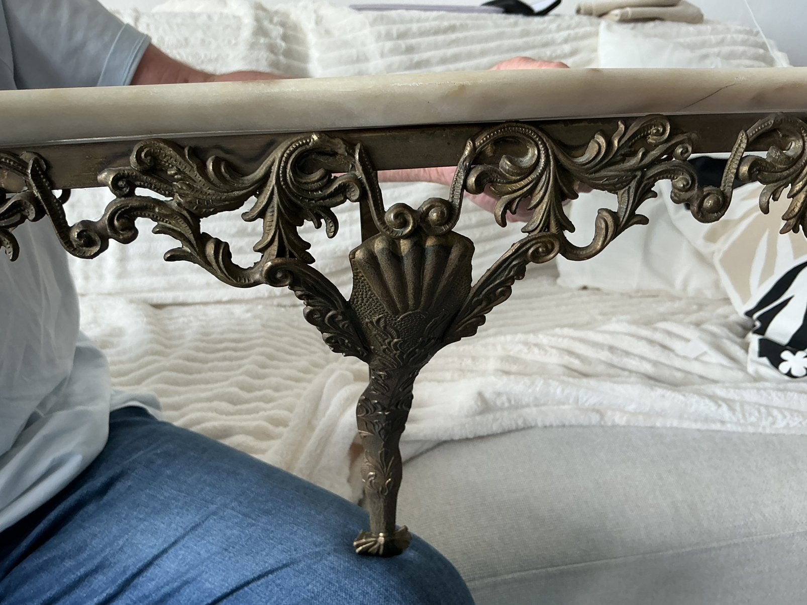 Antieke marmeren console met  bronzen ornament, Ophalen of Verzenden