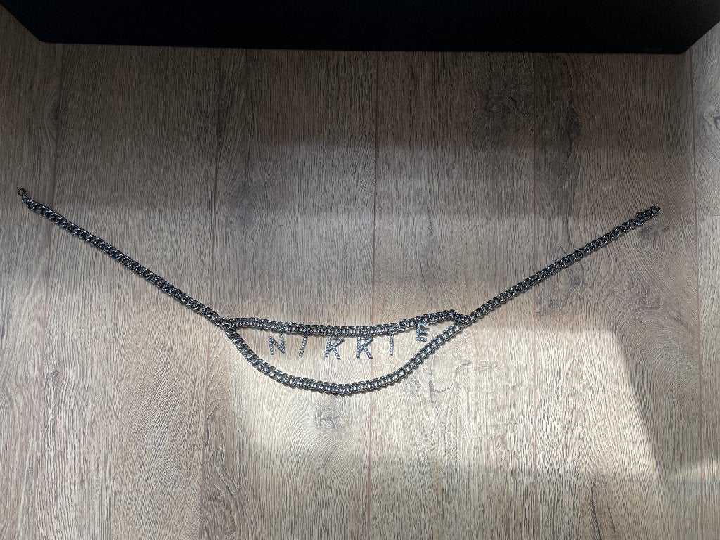 NIKKIE zilver kleurige ketting heup riem centuur met letters, Minder dan 3 cm, Heupriem, Ophalen of Verzenden, Zo goed als nieuw