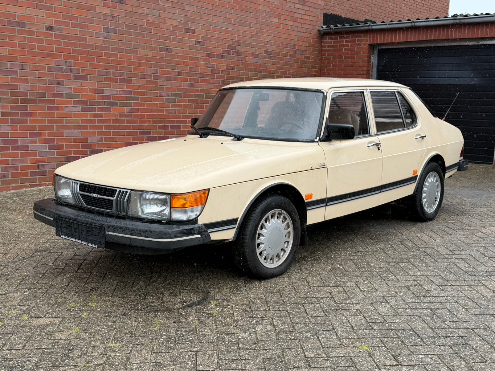 Saab 900GL 2.0 belastingvrij 1983, Auto's, 1998 cc, Geel, Handgeschakeld, Sedan