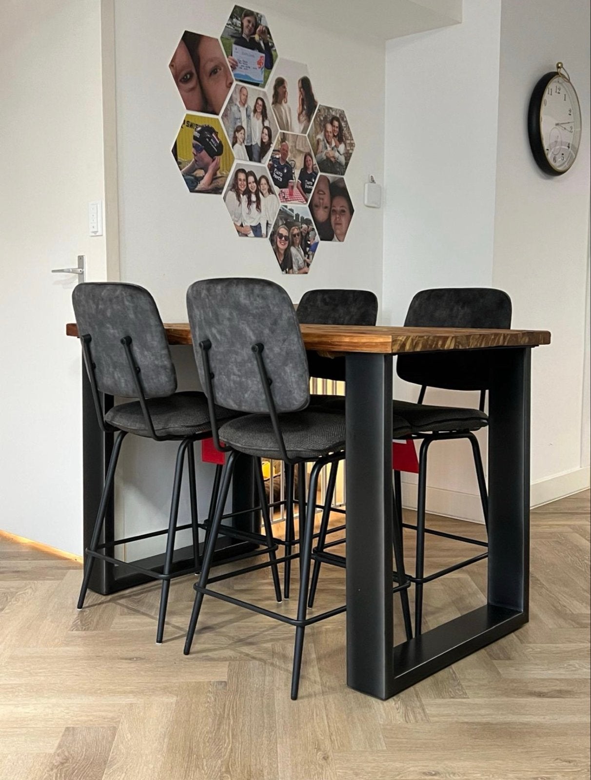 Industriële Bartafel met 4 Xooon Barstoelen - Zo goed als ni, Ophalen of Verzenden, Zo goed als nieuw