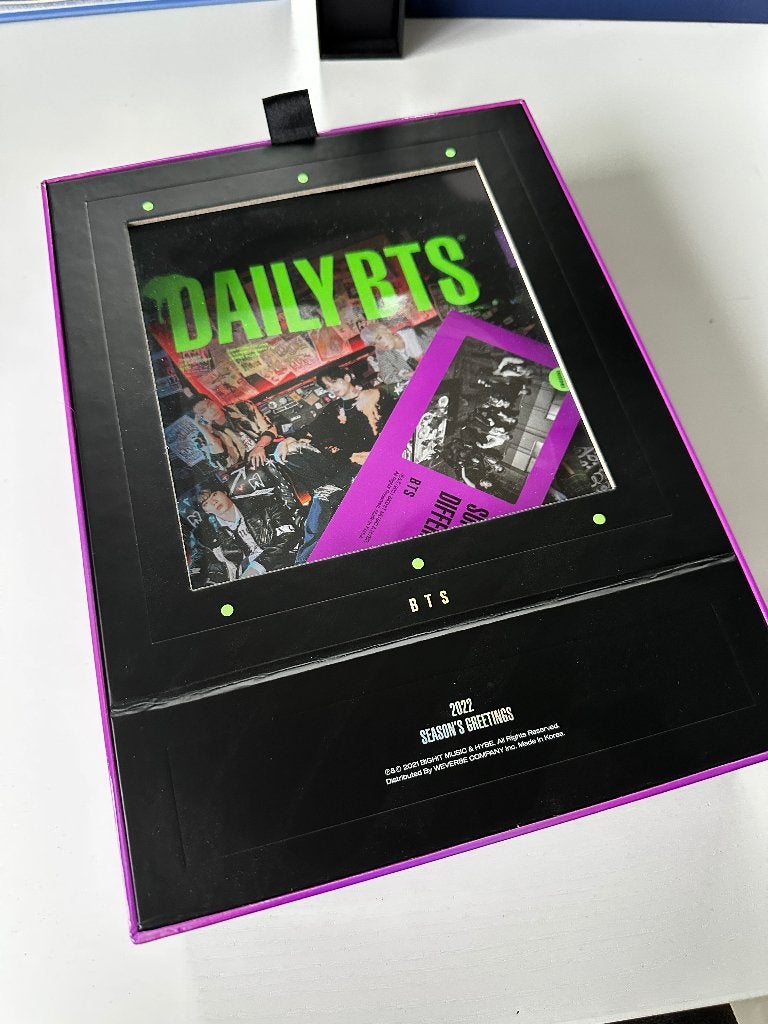 BTS Season's Greetings 2022 - JK Jungkook random item, Ophalen of Verzenden, Zo goed als nieuw, Boek, Tijdschrift of Artikel