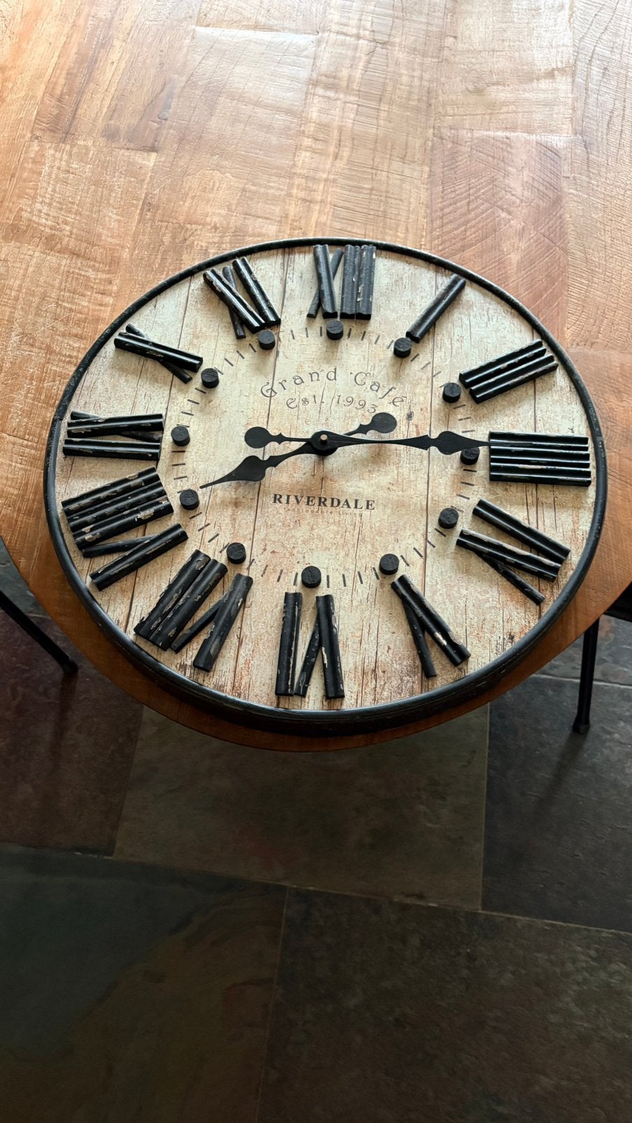 Mooie Houten wandklok Riverdale 50 cm zgan., Ophalen, Zo goed als nieuw, Wandklok