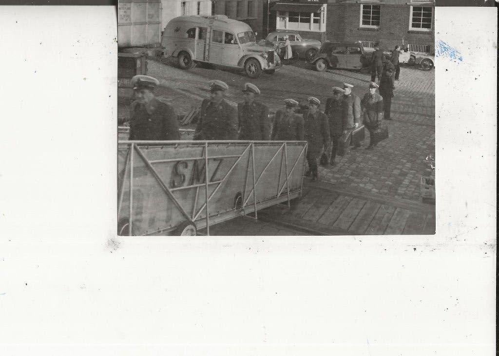 Hoek v Holland SMZ Groep mannen gaat aan boord Foto Wiegman, Verzamelen, Ophalen of Verzenden, 1920 tot 1940, Ongelopen, Zuid-Holland