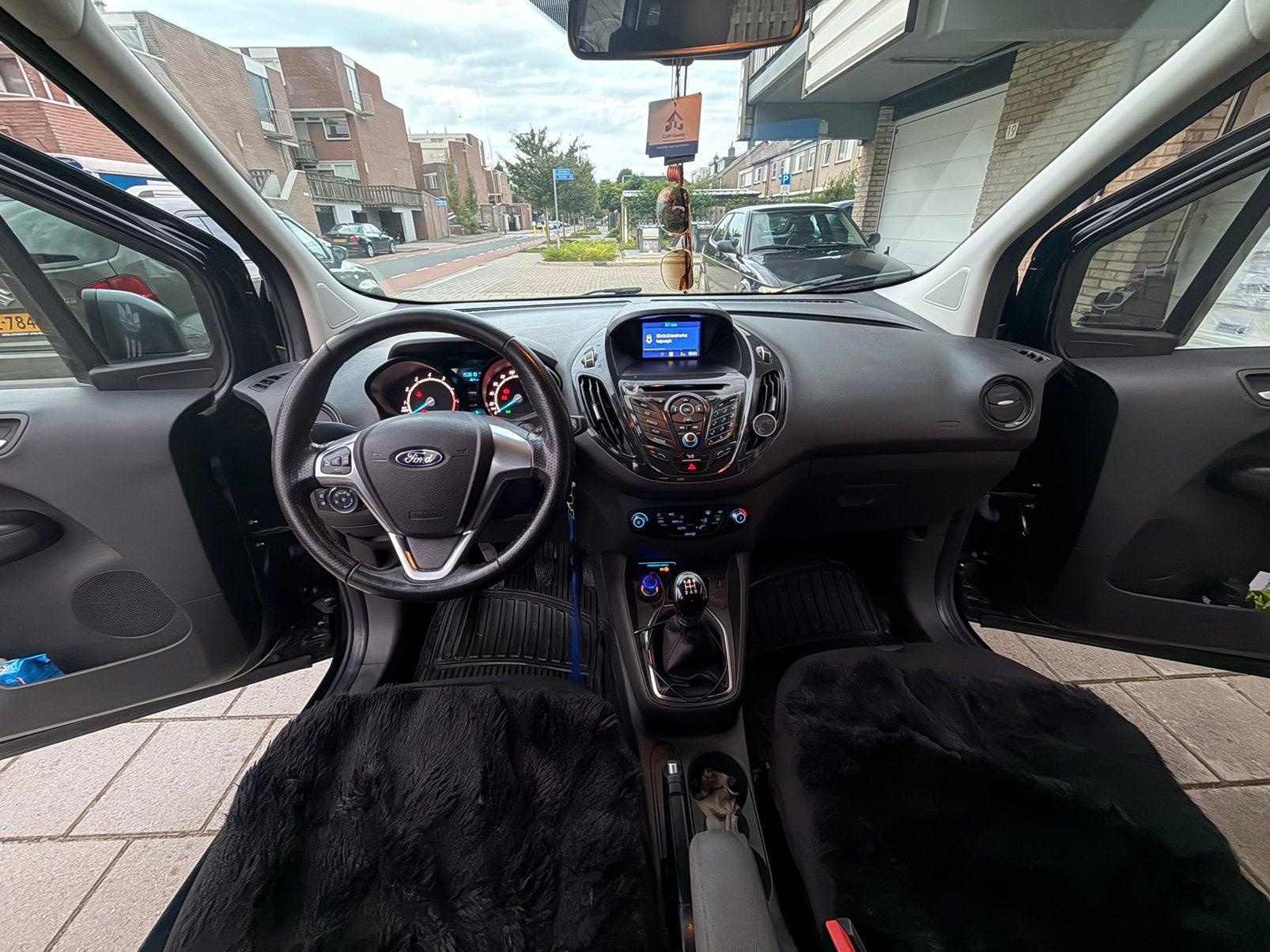 Foto 2 van Ford Tourneo Courier 1.0 Ecoboost 100pk S&S 2017 Zwart