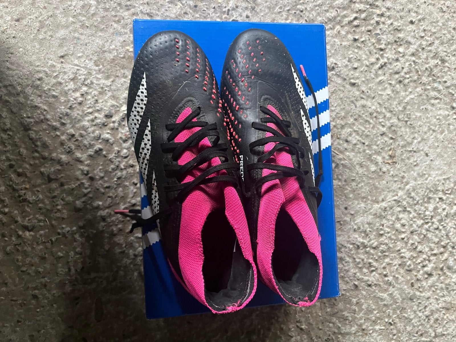 Adidas Predator voetbalschoenen - Zwart/Roze, Ophalen of Verzenden, Zo goed als nieuw, Schoenen