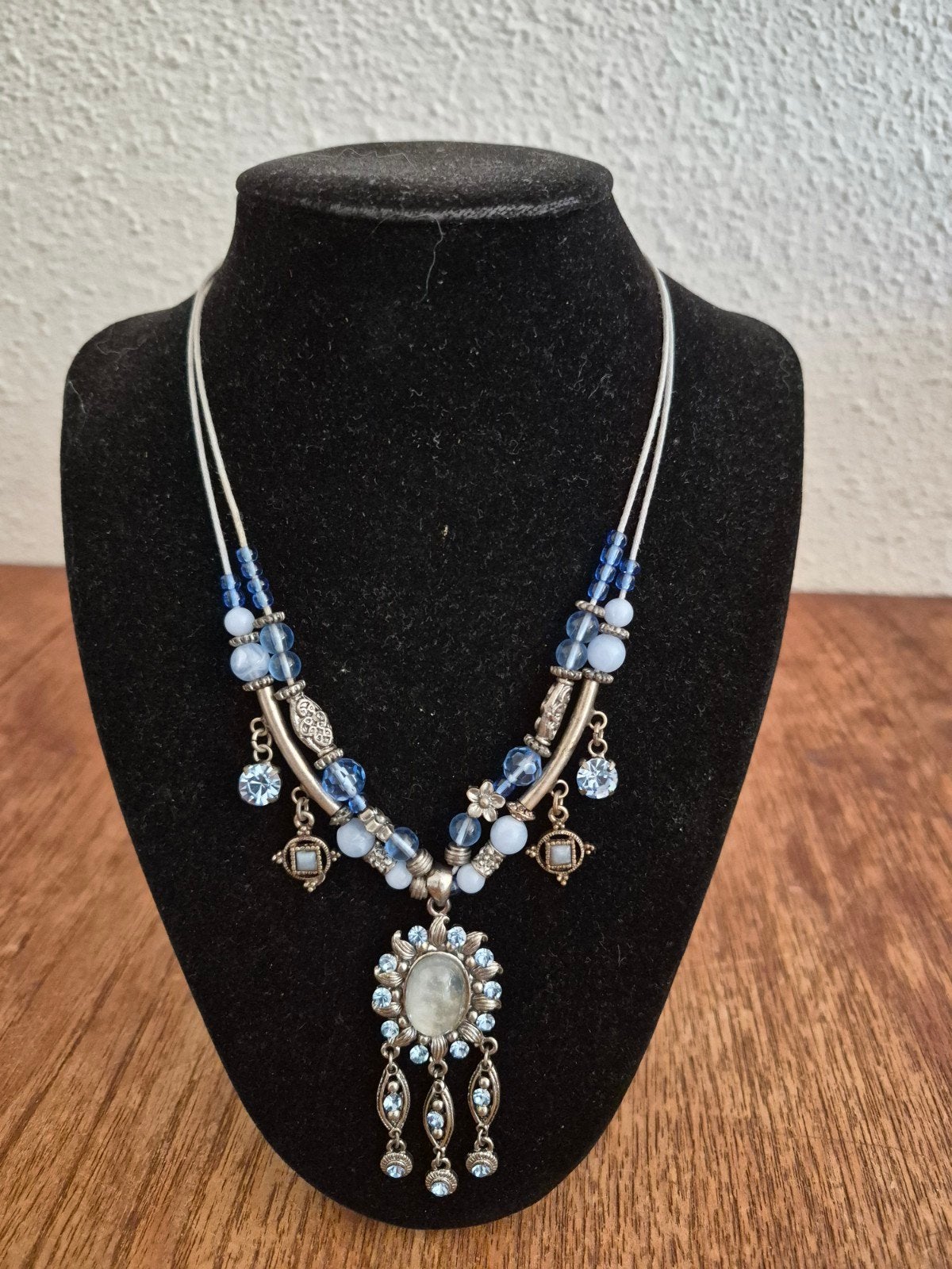 Vintage ketting met blauwe kralen en hanger, Ophalen of Verzenden, Blauw, Overige materialen, Met strass