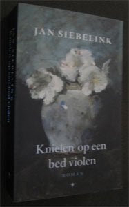 Jan Siebelink : Knielen op een bed violen, Ophalen of Verzenden, Zo goed als nieuw