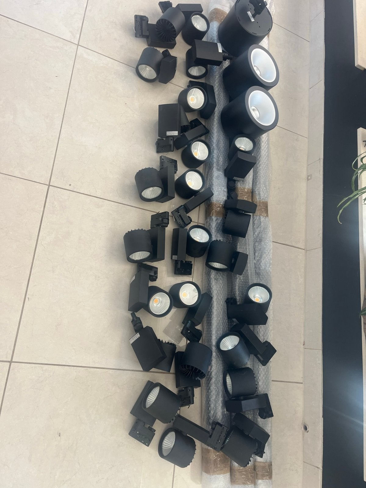 24 meter zwarte rail met diverse railspots, Ophalen, Gebruikt, LED, Geschikt voor plafondmontage