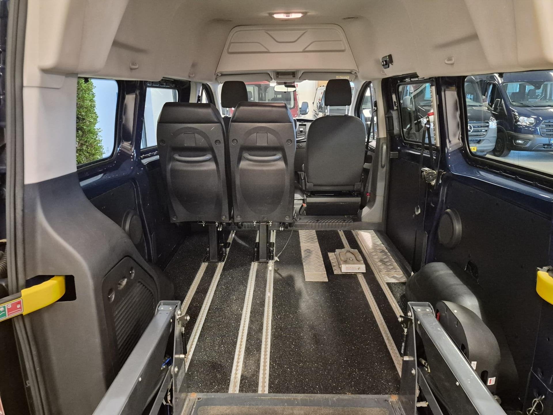 Ford Transit Custom L1H2 Rolstoelbus (airco achterin), 12 maanden, Gebruikt, Zwart, Bedrijf