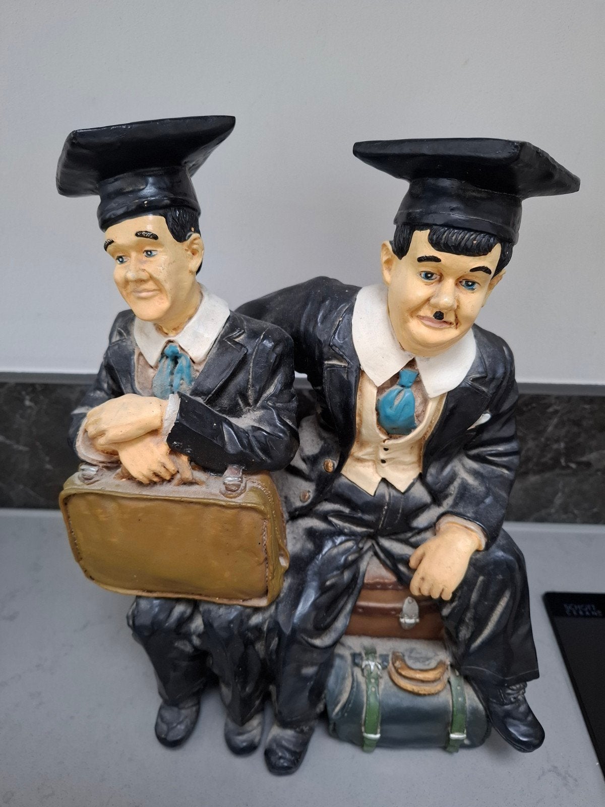 Beeldje Laurel & Hardy afstuderen - Vintage Decoratie, Ophalen of Verzenden, Gebruikt