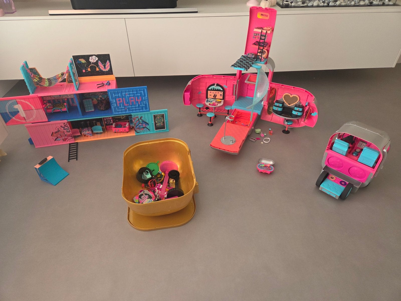 L.O.L. (LOL) - Camper + Fashion Show Doll House (speelhuis), Ophalen, Zo goed als nieuw