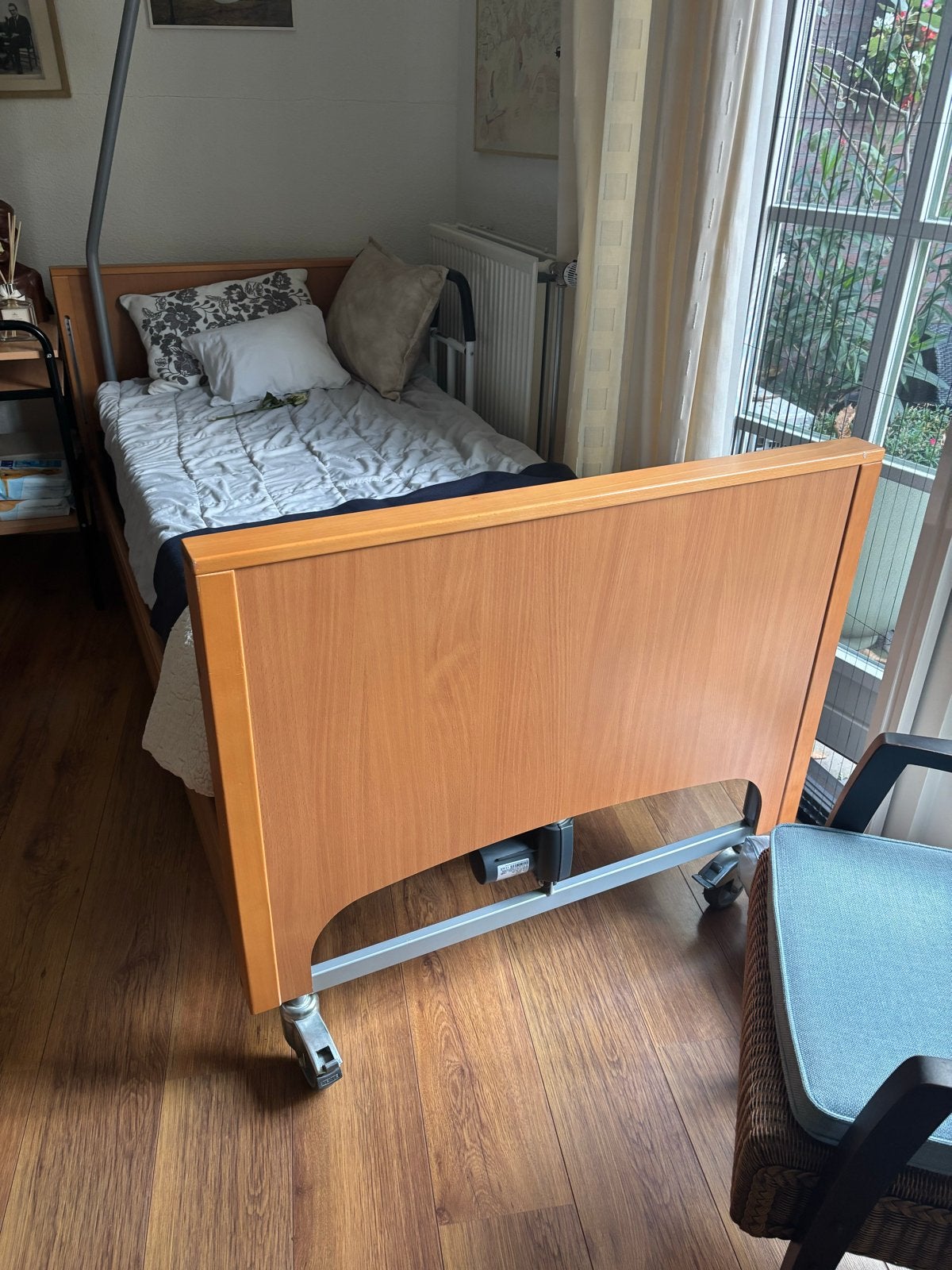 Verpleegbed / hoog-laag bed (zonder papegaai), Ophalen, 90 cm, Eenpersoons, Bruin