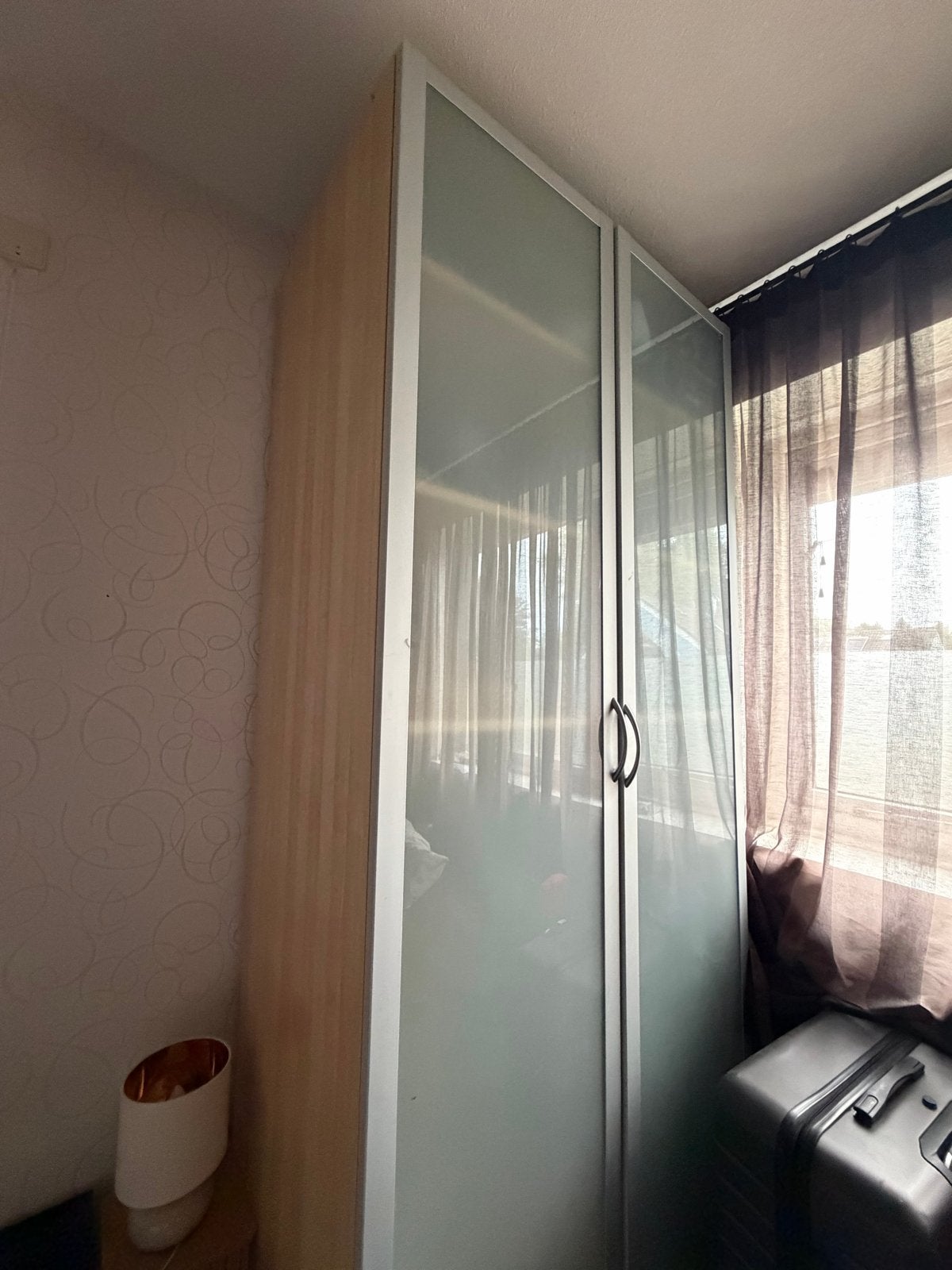 Kast met glazen deuren en planken, Ophalen, Gebruikt, Glas, 100 tot 150 cm