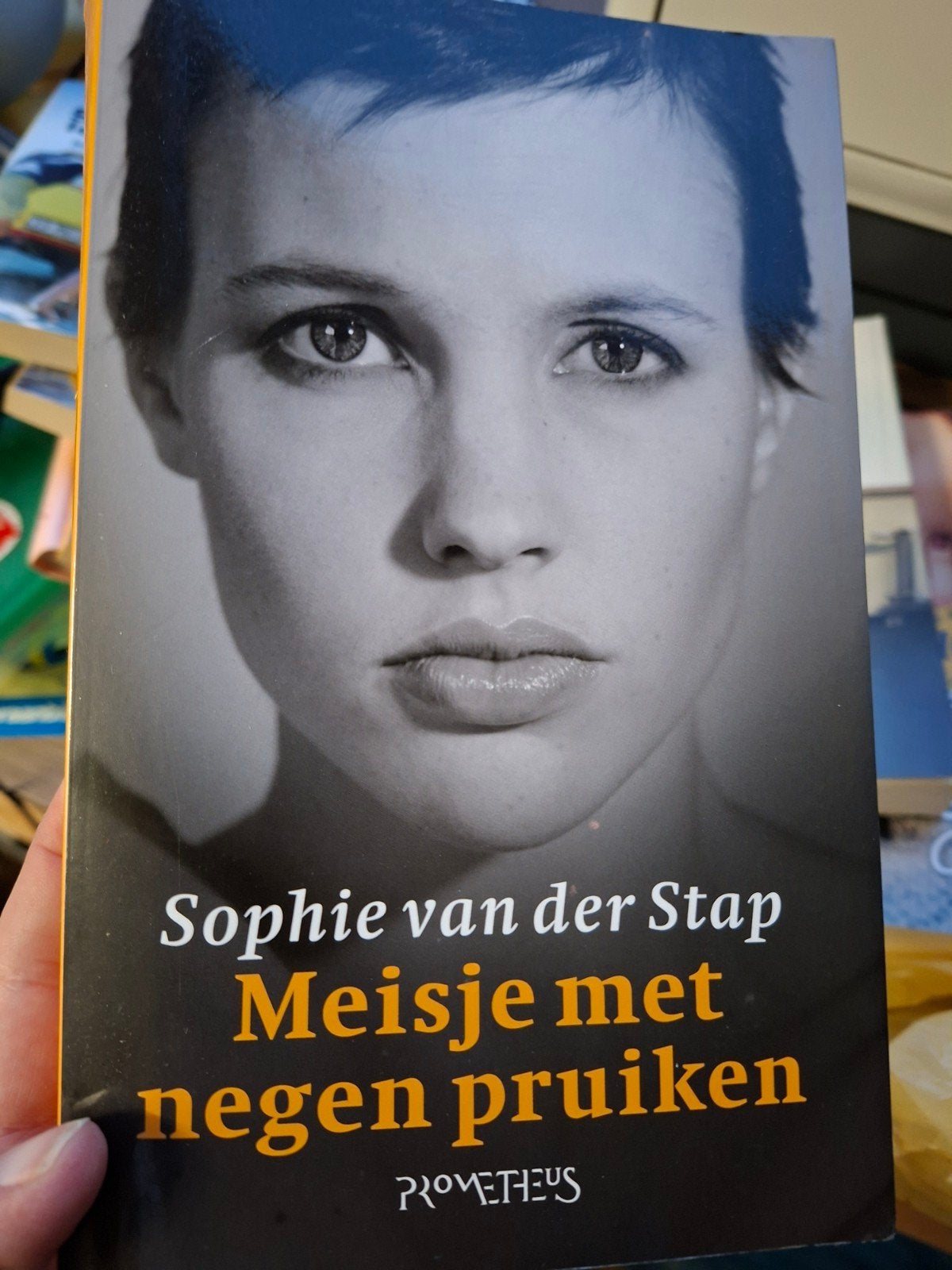 Boek: Meisje met negen pruiken, Boeken, Verzenden, Zo goed als nieuw, Sophie van der Stap