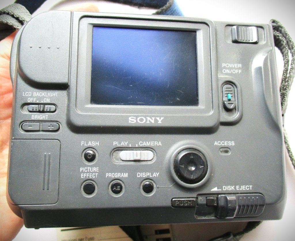 Foto 3 van Sony Mavica Digital MVC-FD71~Vintage Camera jrn 90 + Oplader