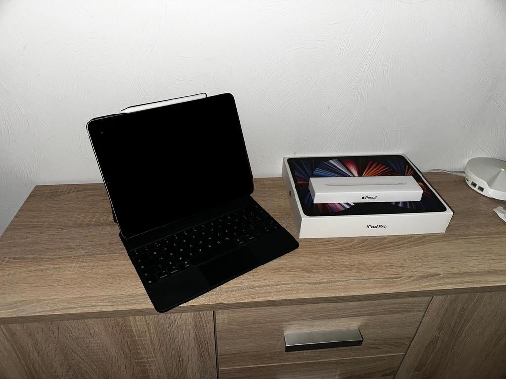 Apple iPad Pro 12.9" (2021) 128GB Wi-Fi + Magic Keyboard, Computers en Software, Apple iPads, Ophalen, Zwart, 12 inch, Zo goed als nieuw